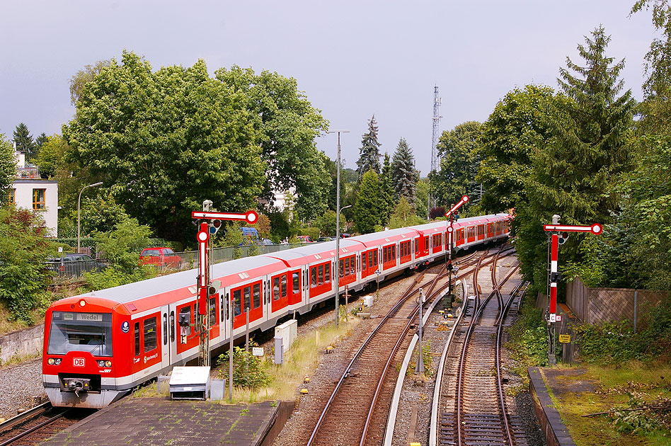 Eine S-Bahn der Baureihe 474 im Bahnhof Blanknese in Hamburg