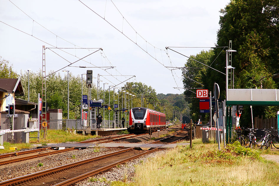 Eine S-Bahn der Baureihe 490 im Bahnhof Neukloster