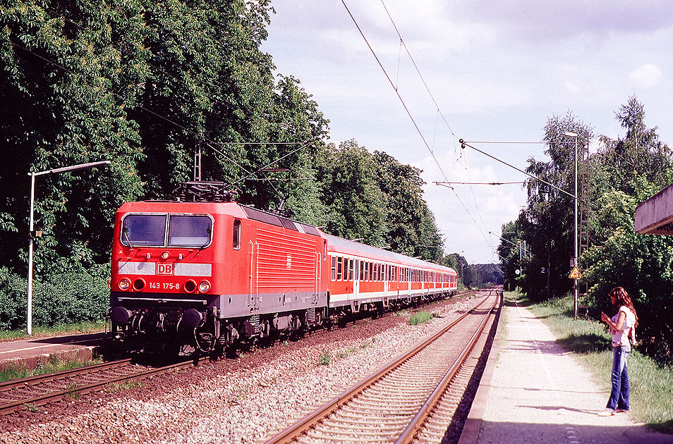 Der Bahnhof Neukloster mit einer Lok der Baureihe 143