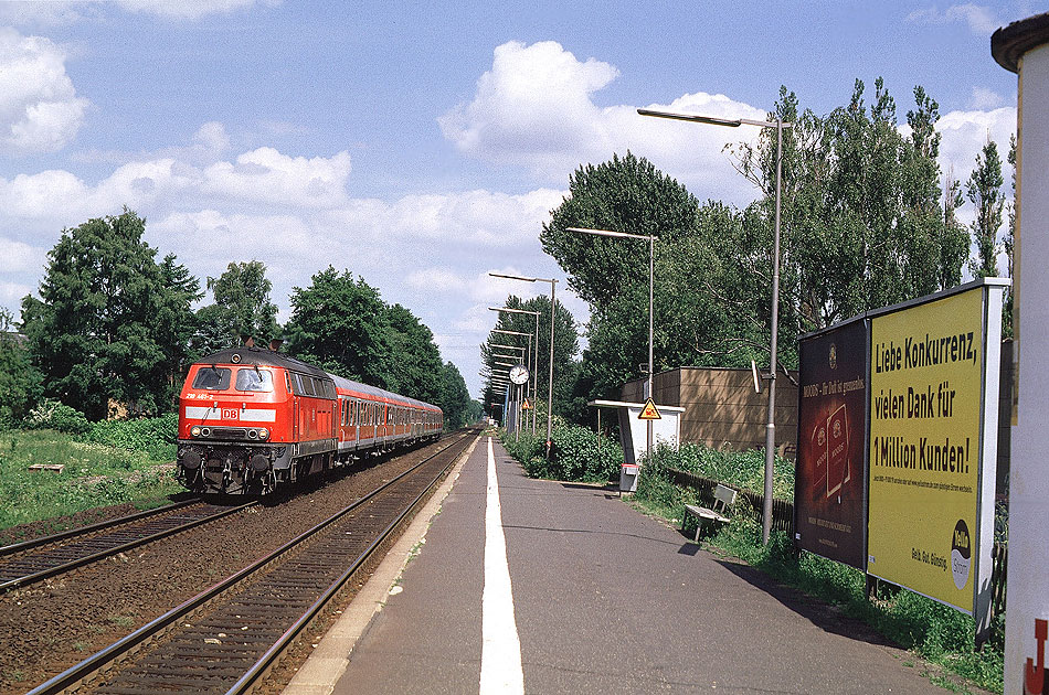 Die 218 461 im Bahnhof Hamburg-Wandsbek Ost an der Hauptstrecke Hamburg - Lübeck