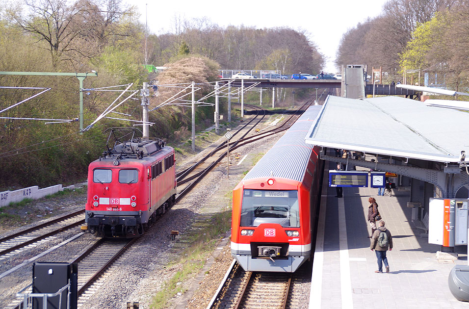 Der Bahnhof Hamburg Rübenkamp mit einer Lok der Baureihe 140