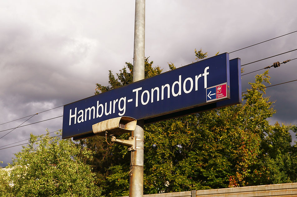 Ein Bahnhofsschild vom Bahnhof Hamburg-Tonndorf
