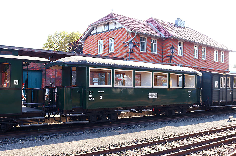 Der Wagen 12 vom DEV im Bahnhof Bruchhausen-Vilsen