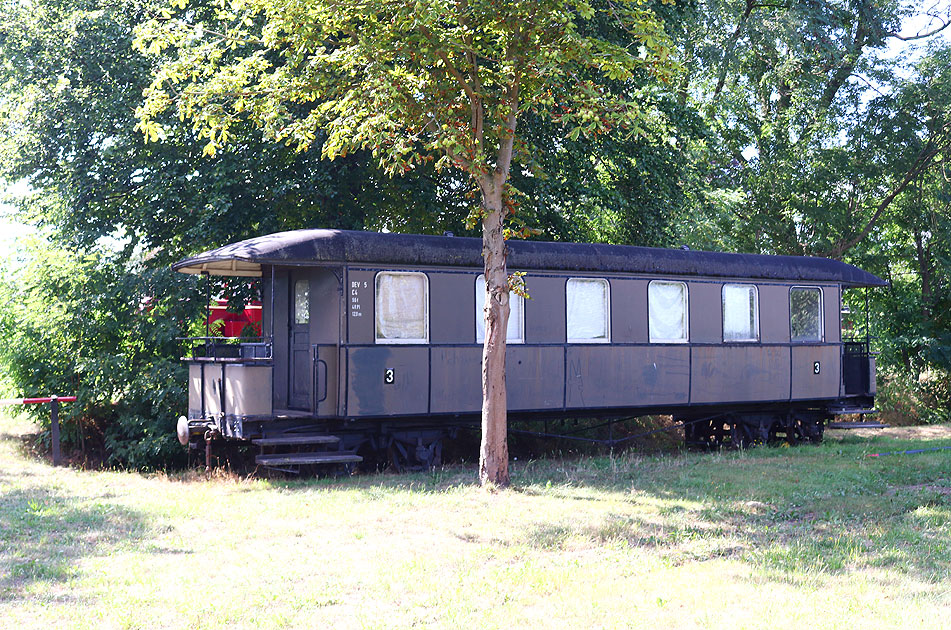 Der Wagen 5 vom DEV im Bahnhof Heiligenberg