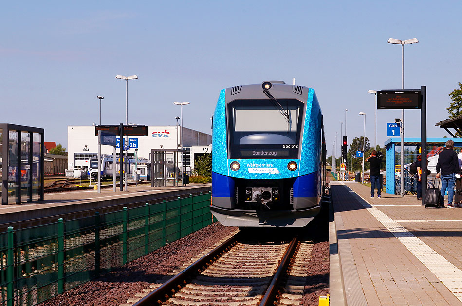 Der Wasserstoffzug Ilint von der EVB im Bahnhof Bremervörde
