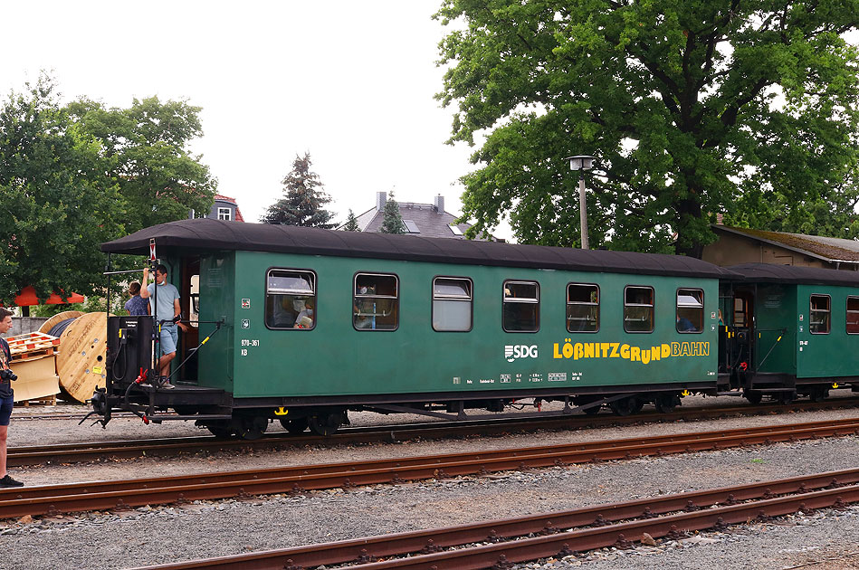 Der Personenwagen 970 361 der SDG im Bahnhof Radeburg