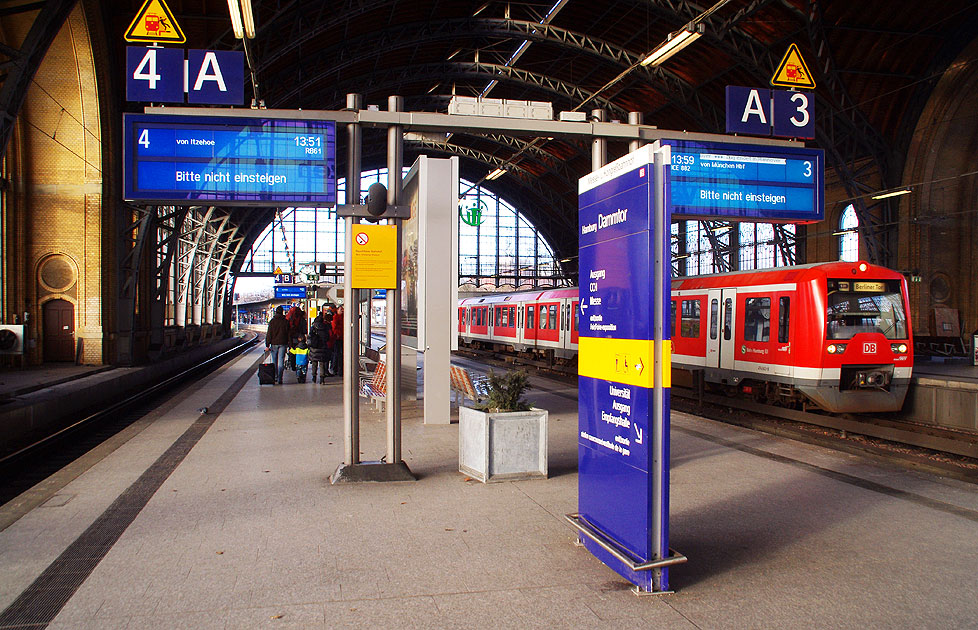 S-Bahn im Bahnhof Dammtor - Der Dammtorbahnhof ein Fernbahnhof