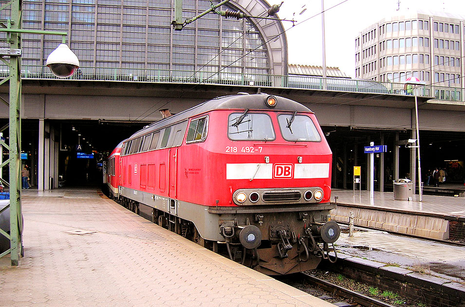 Eine Lok der Baureihe 218 in Hamburg Hbf