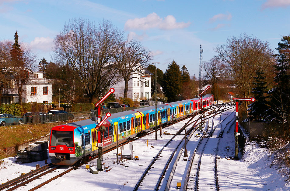 Eine S-Bahn im Schnee am Bahnhof Blankenese