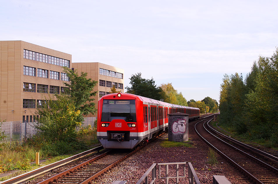 Eine S-Bahn kommt aus Altona in den Bahnhof Bahrenfeld in Hamburg eingefahren