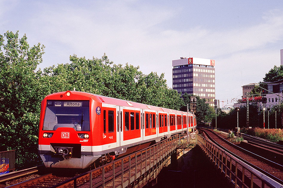 Eine S-Bahn der Baureihe 474 im Bahnhof Hamburg Dammtor