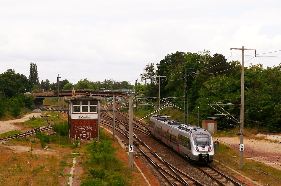 Der Bahnhof Roßlau Elbe mit einem Triebwagen der Baureihe 1442