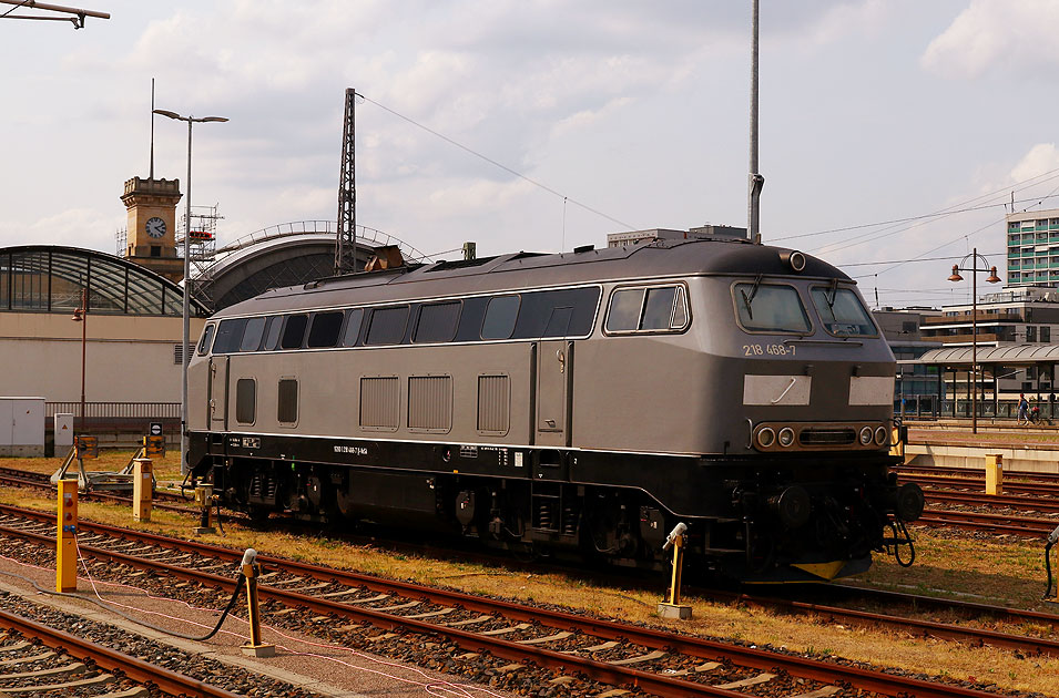 Eine Lok der Baureihe 218 in Dresden Hbf