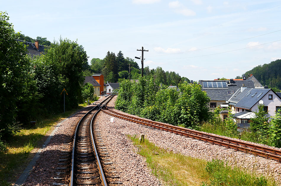 Die Bahnhofsausfahrt vom Bahnhof Schmiedeberg in Richtung Freital-Hainsberg