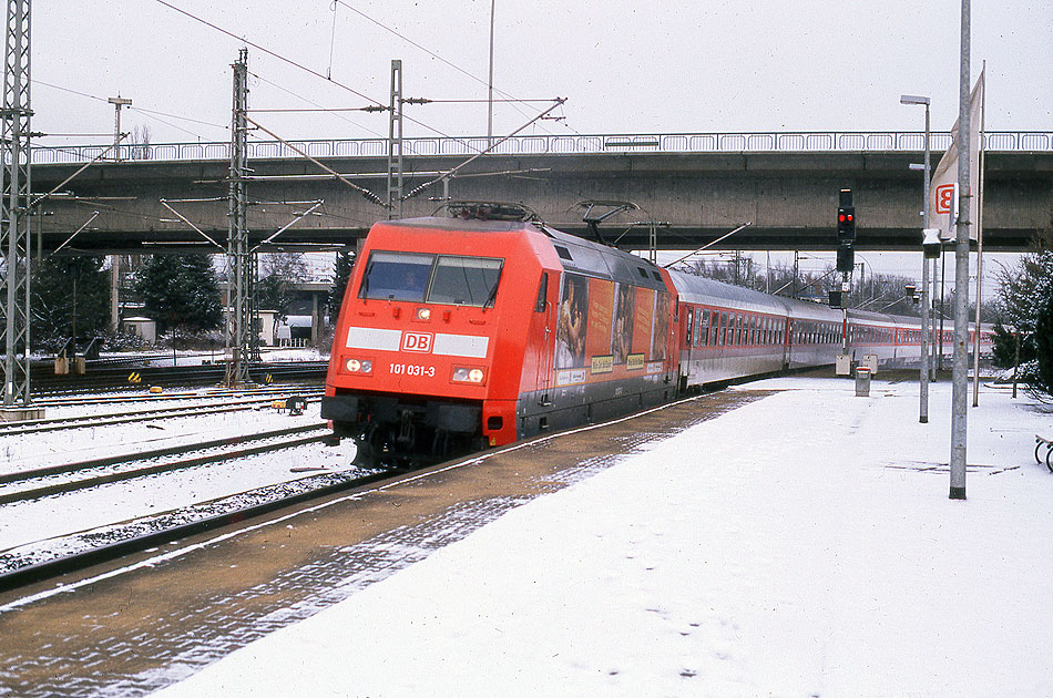 Eine Lok der Baureihe 101 im Bahnhof Hamburg-Harburg