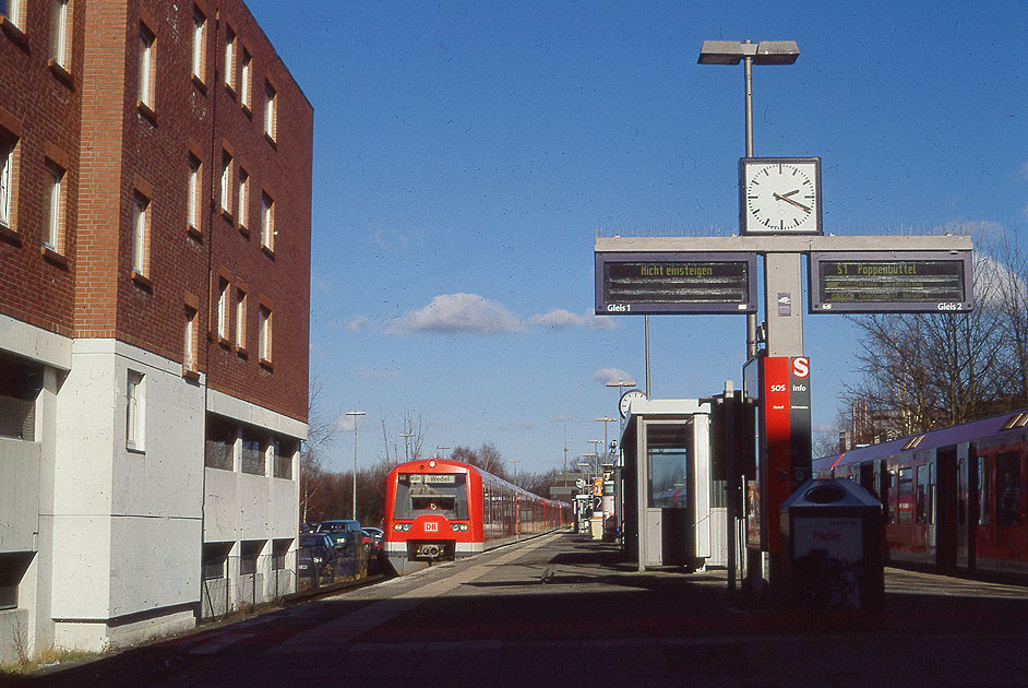 Eine S-Bahn im Bahnhof Wedel - Hamburger S-Bahn