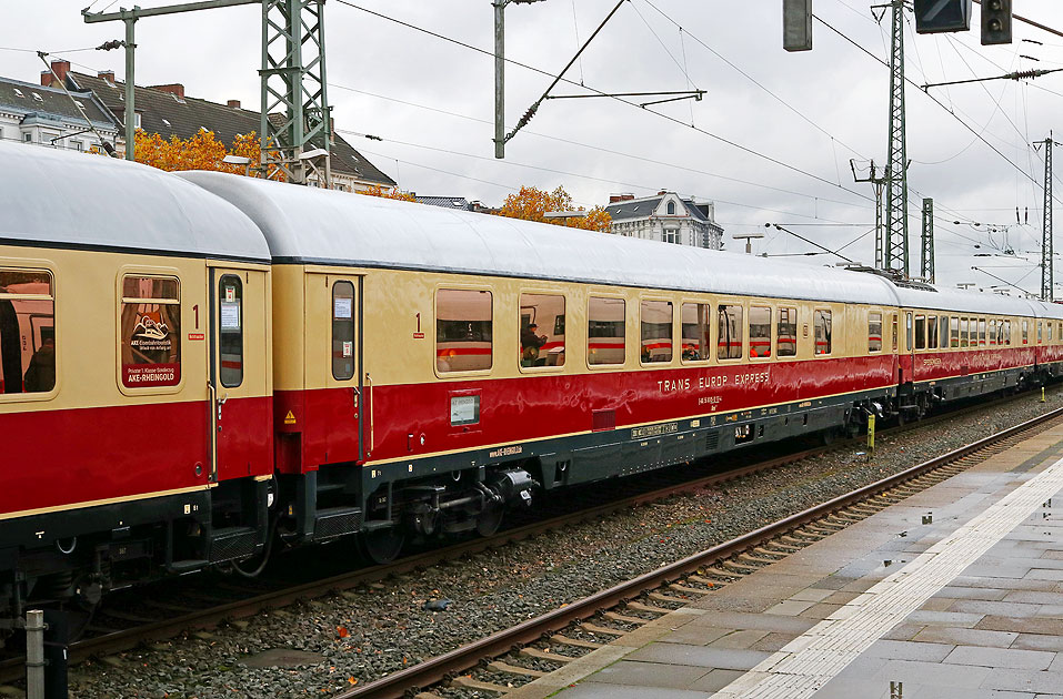 Ein ARmh 217 von AKE im Bahnhof Hamburg-Altona
