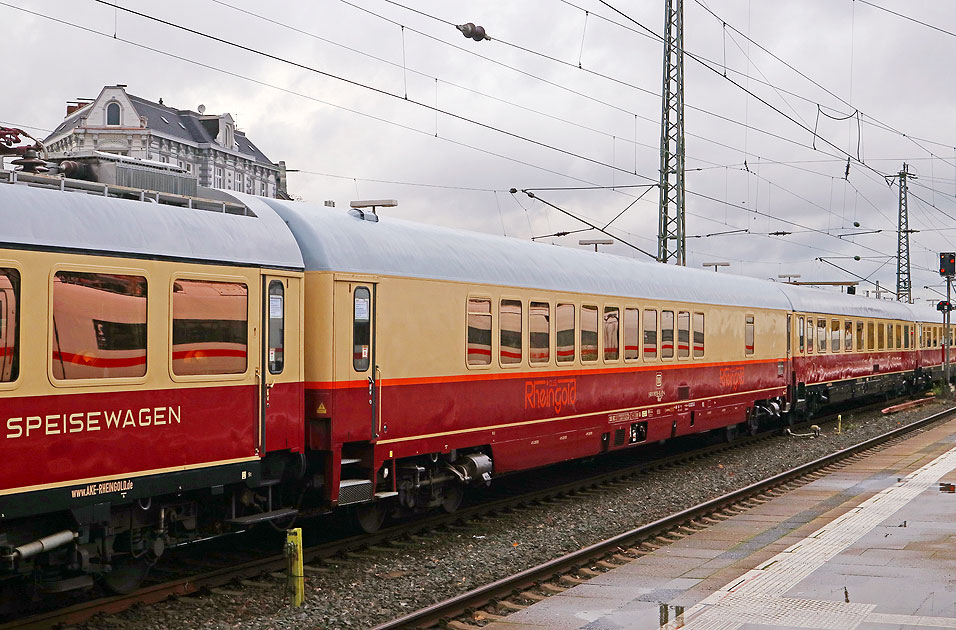 Ein TEE Rheingold Clubwagen vom Typ WGmh im Bahnhof Hamburg-Altona