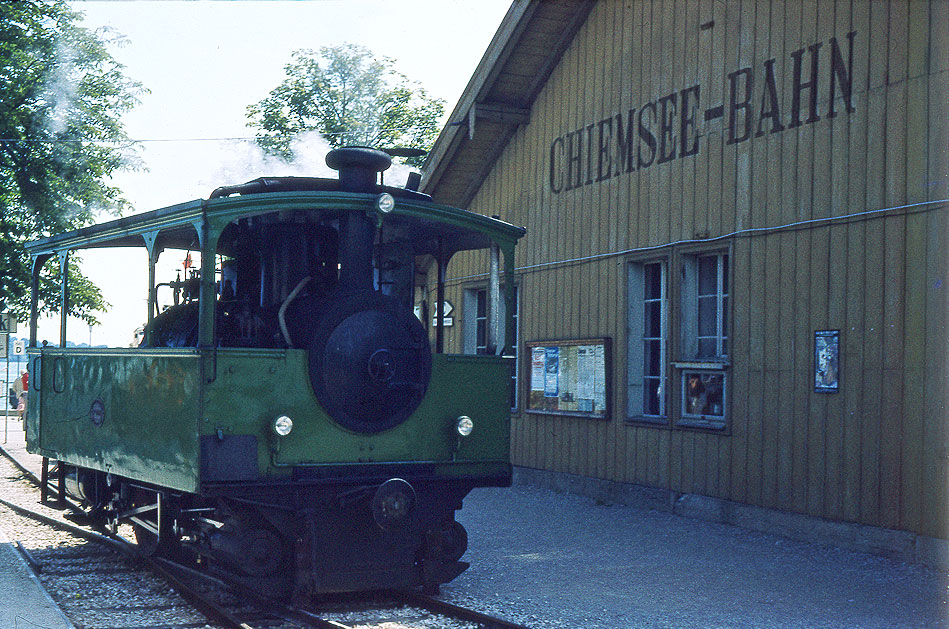 Die Chiemseebahn in Prien Stock mit der Dampflok