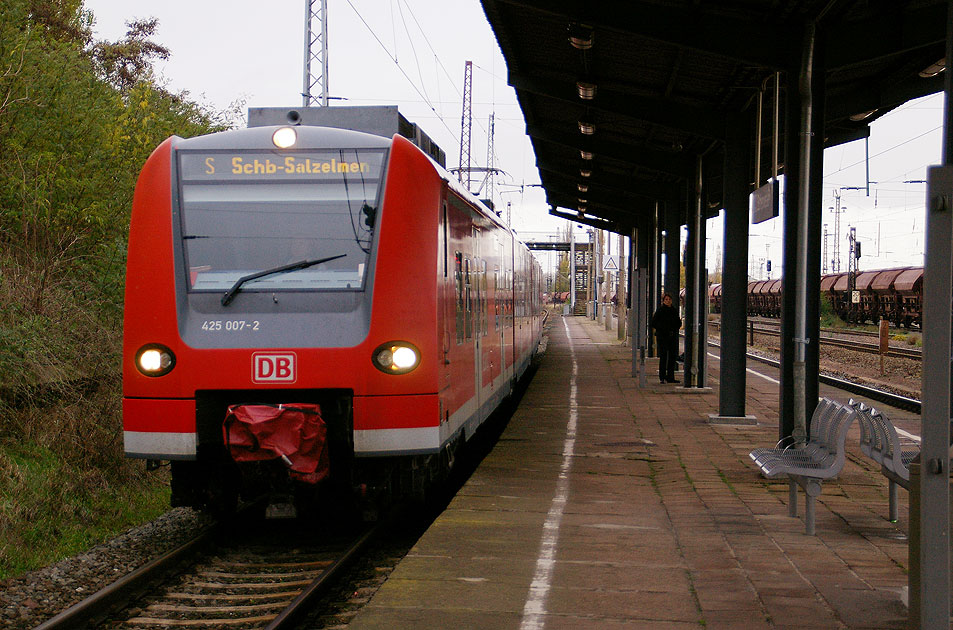 Eine S-Bahn der Baureihe 425 im Bahnhof Magdeburg-Eichenweiler