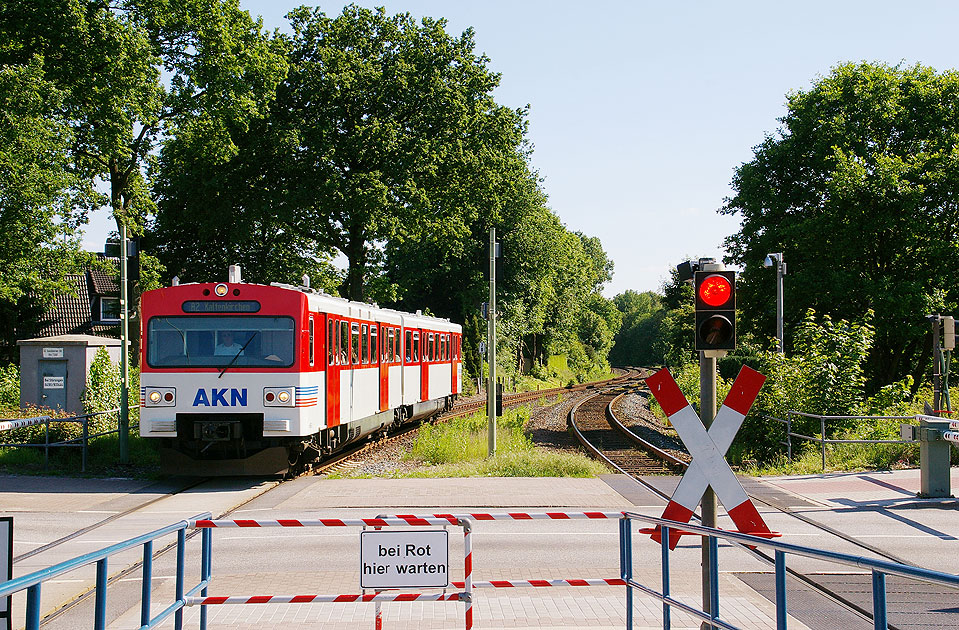 Der Bahnhof Quickborner Straße der AKN Eisenbahn mit einem VTA