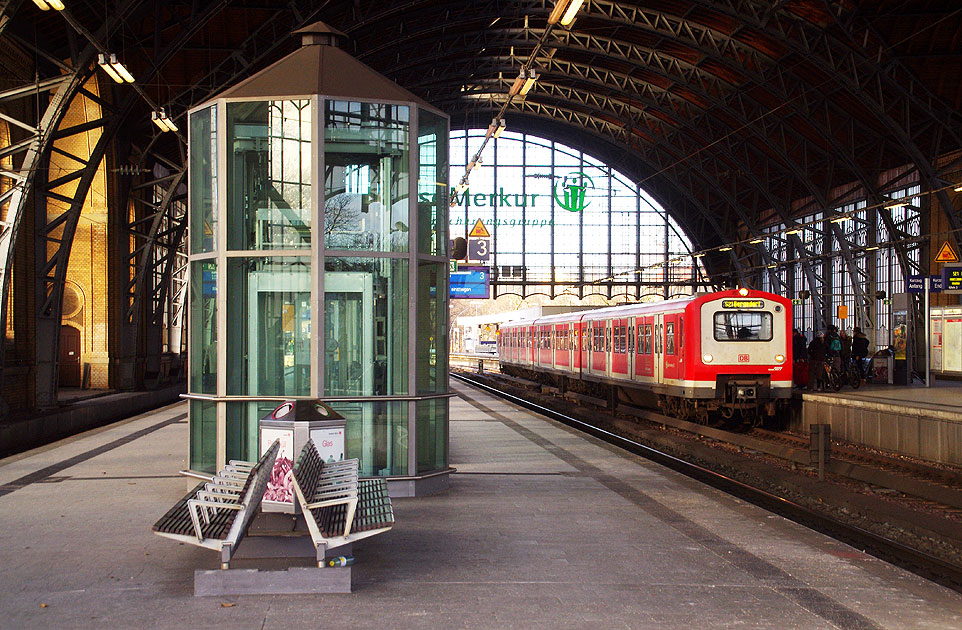 Die S-Bahn im Bahnhof Dammtor in Hamburg