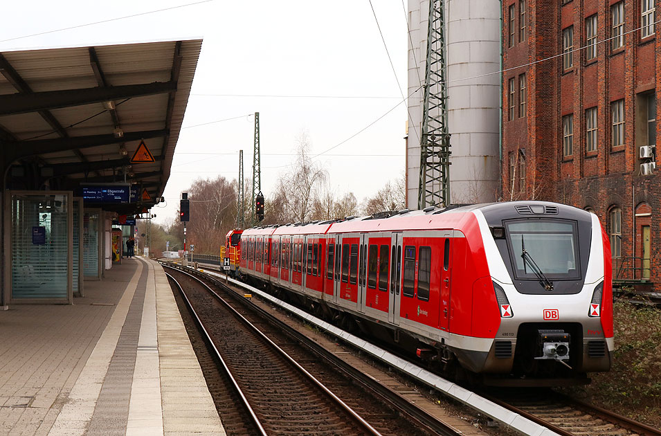 Ein 490 der Hamburger S-Bahn im Bahnhof Hamburg-Eidelstedt