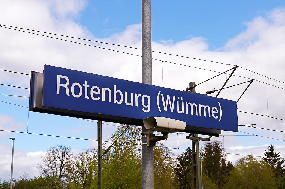 Ein Bahnhofsschild im Bahnhof Rotenburg (Wümme)