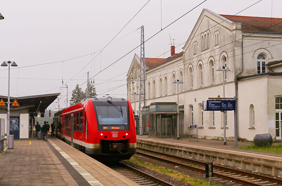 Ein Lint Triebwagen der Baureihe 623 im Bahnhof Güstrow