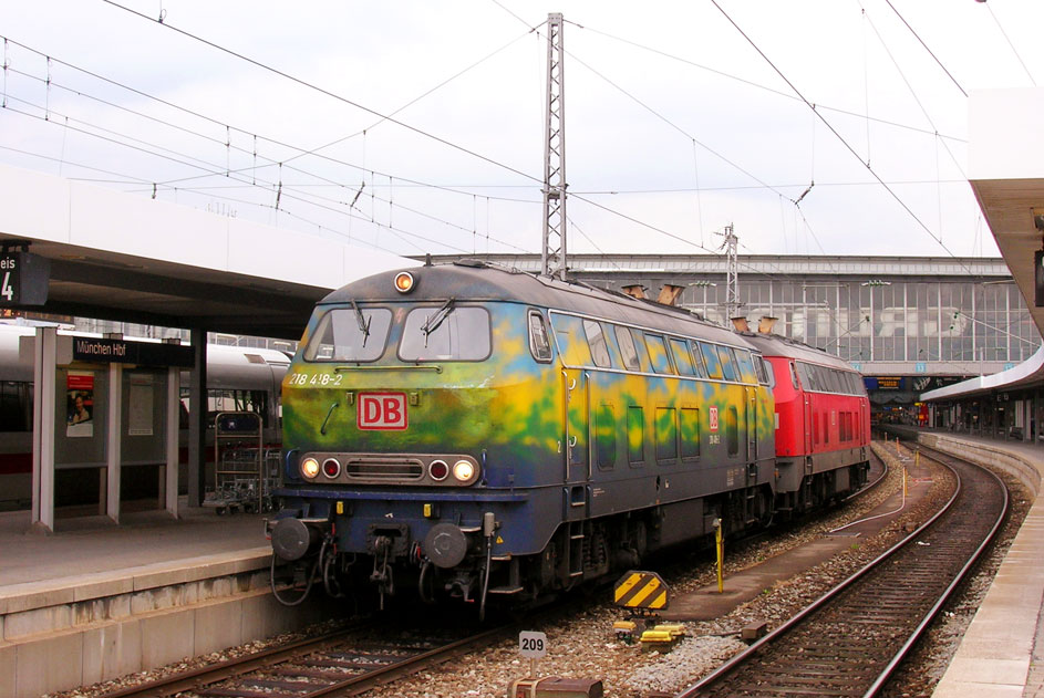 DB Baureihe 218 - Lok 218 418-2 in Touristik-Zug-Lackierung - in München Hbf