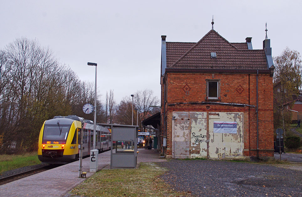 Der Bahnhof Gersfeld mit einem Lint der HLB