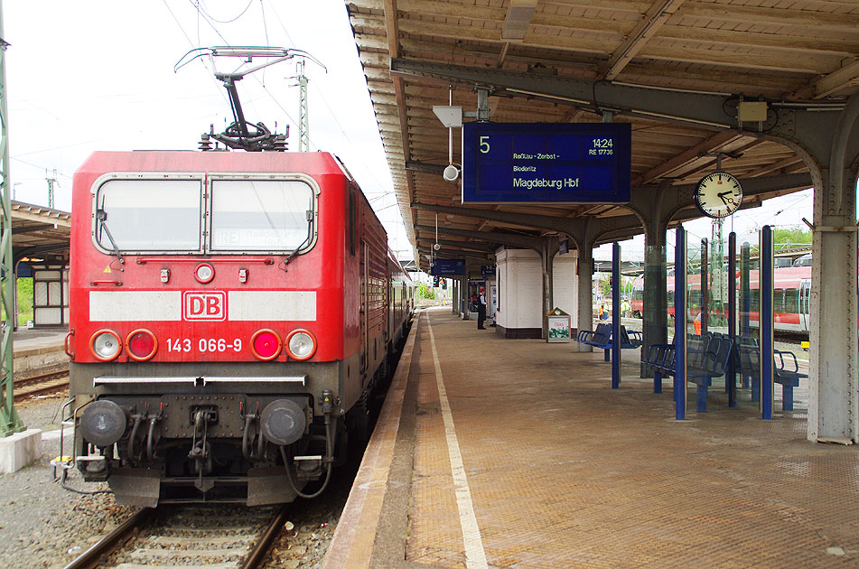 DB Baureihe 143 in Dessau Hbf