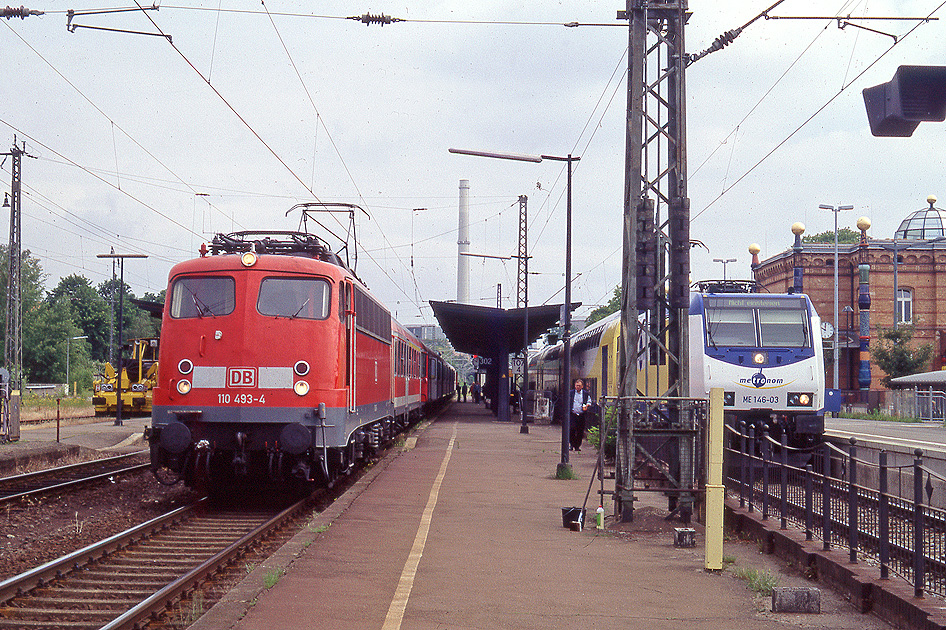 DB Baureihe 110 im Bahnhof Uelzen mit einem Metronom-Zug