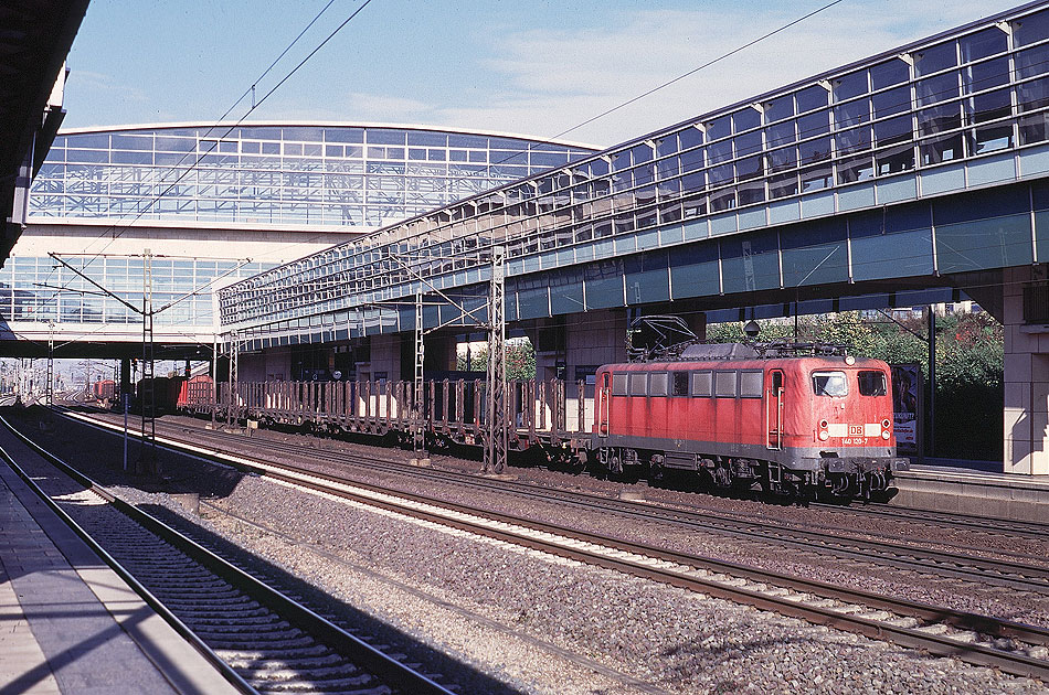Eine Lok der Baureihe 140 im Bahnhof Hannover Messe Laatzen