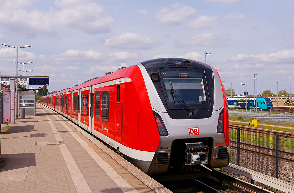 Eine S-Bahn der Baureihe 490 im Bahnhof Hamburg Tiefstack