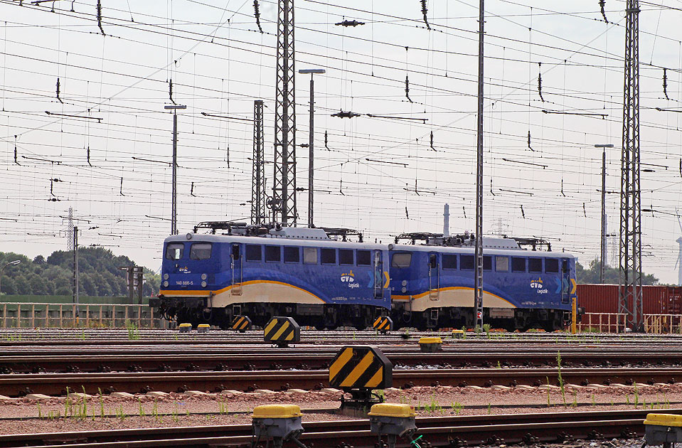 Zwei Loks der Baureihe 140 von der EVB im Hamburger Hafen