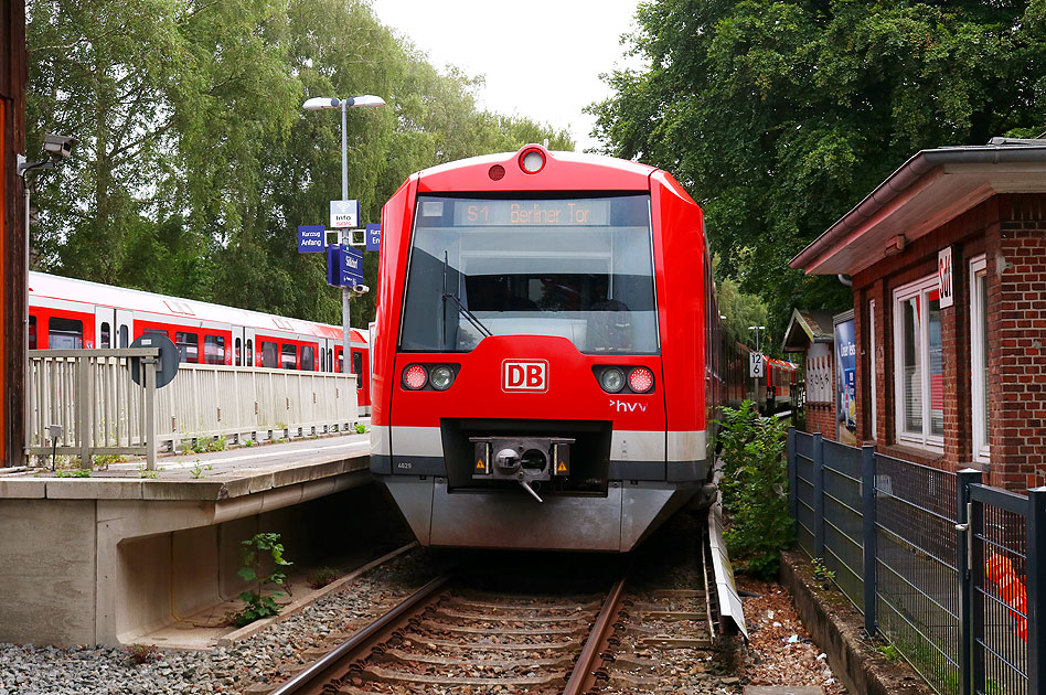 Eine S-Bahn der Baureihe 474 im Bahnhof Hamburg-Sülldorf