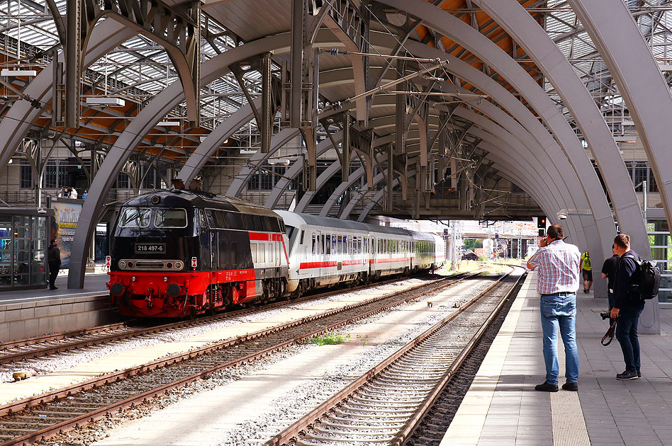 Die 218 497-6 mit einem IC in Lübeck Hbf