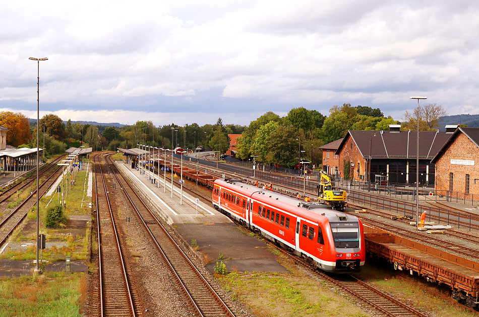 Ein Triebwagen der Baureihe 612 im Bahnhof Neuenmarkt-Wirsberg