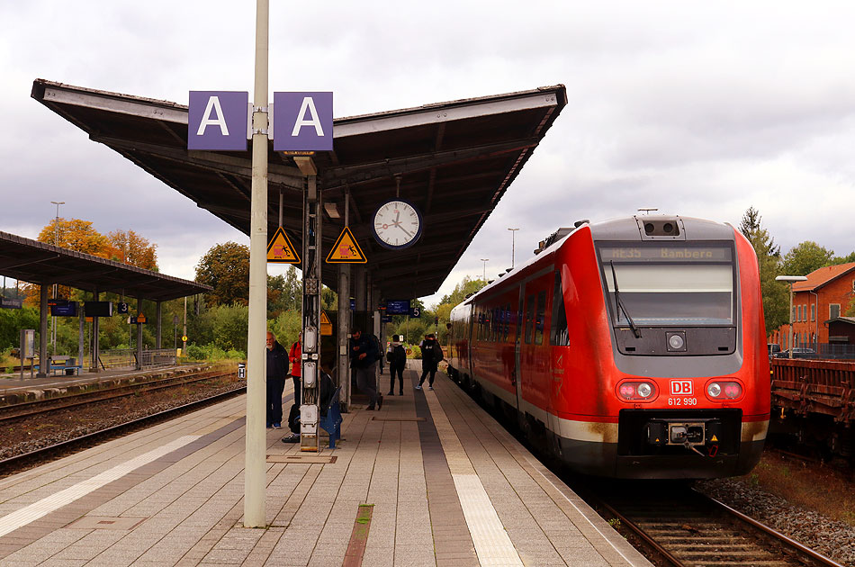 Ein Triebwagen der Baureihe 612 im Bahnhof Neuenmarkt-Wirsberg