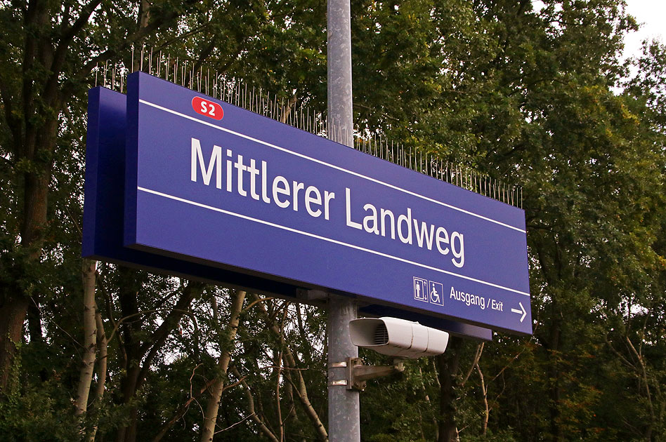 Ein Bahnhofsschild vom Bahnhof Mittlerer Landweg in Hamburg