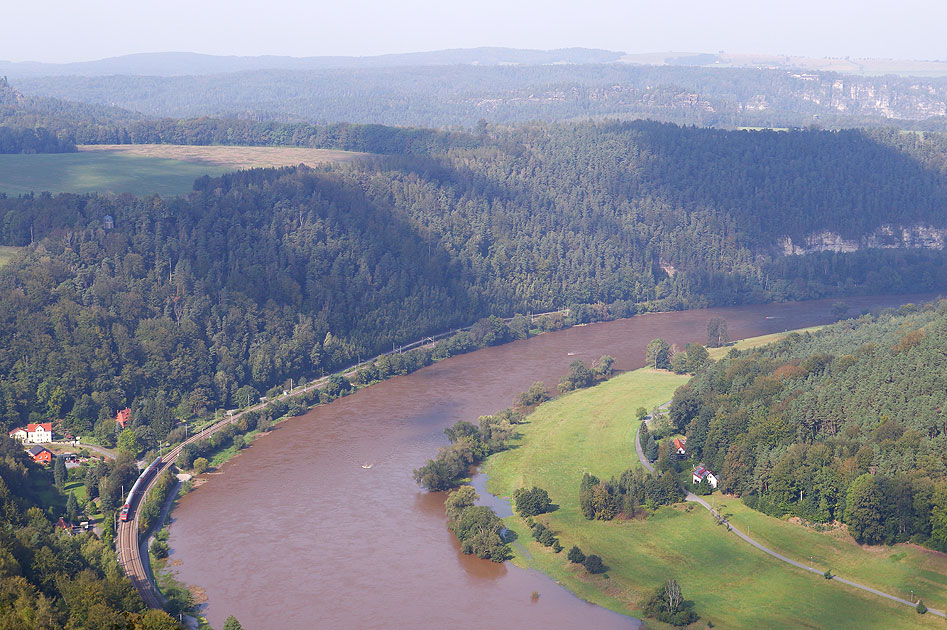 Die Bahn zwischen Kurort Rathen und Königstein in der Sächsischen Schweiz