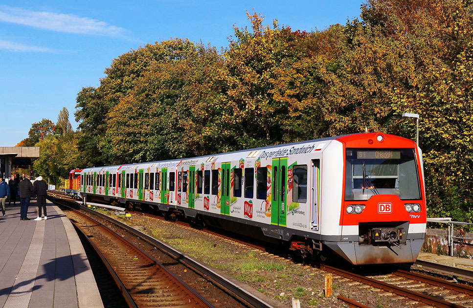 Eine S-Bahn der Baureihe 474 im Bahnhof Hamburg-Ohlsdorf