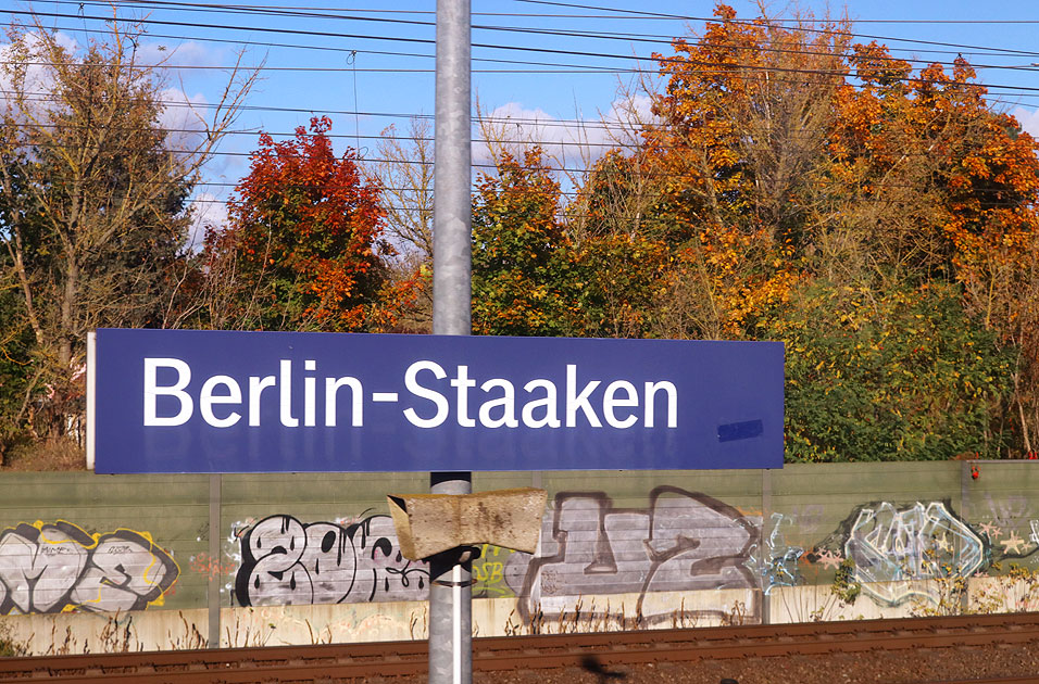 Ein Bahnhofsschild im Bahnhof Berlin-Staaken