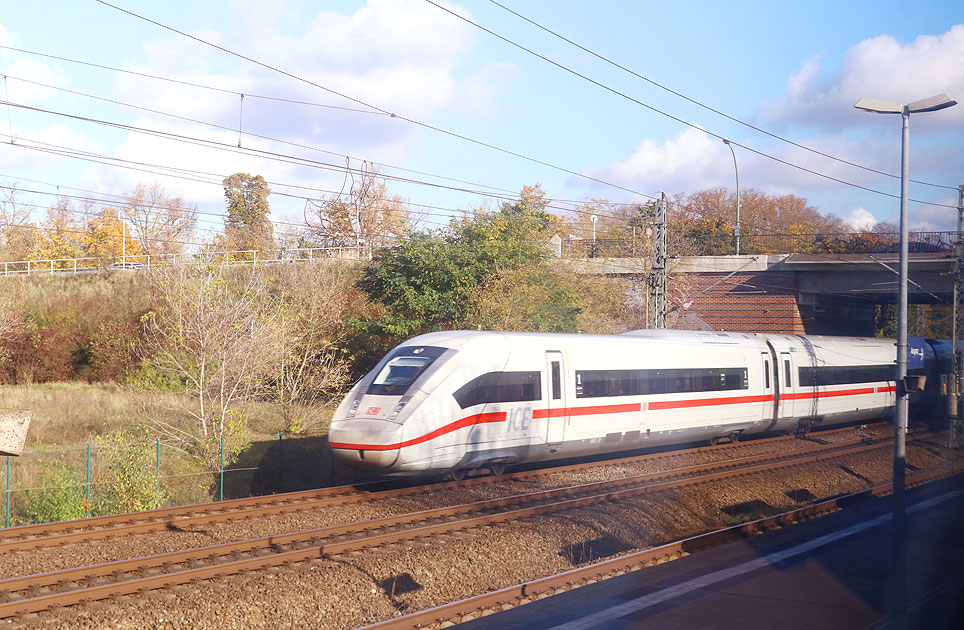 Ein ICE im Bahnhof Berlin-Staaken