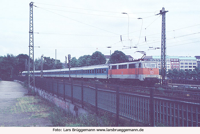 DB Baureihe 111 auf der Hamburger Lombardsbrücke