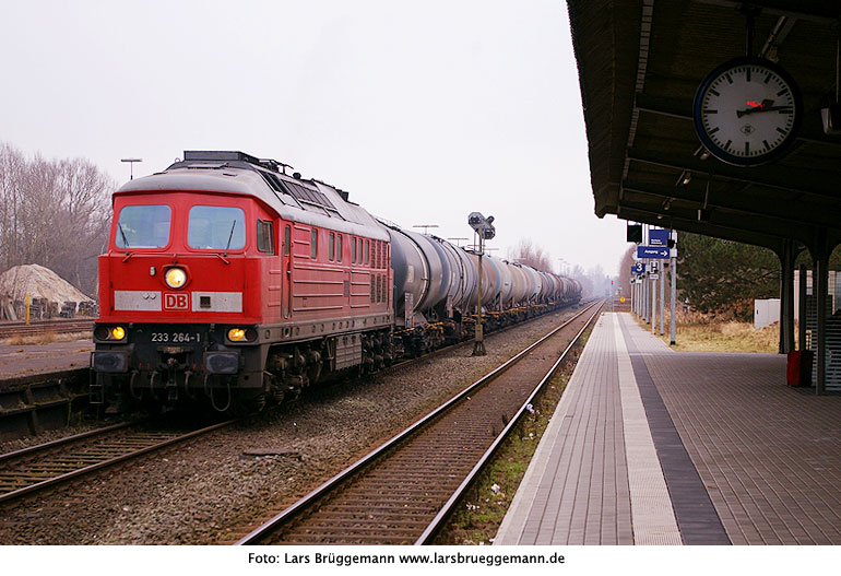 DB Baureihe 233 im Bahnhof Sande