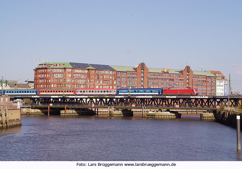 Die Oberhafenbrücke in Hamburg mit IC von Hamburg nach Dresden
