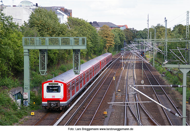 Eine S-Bahn auf der Verbindungsbahn in Hamburg