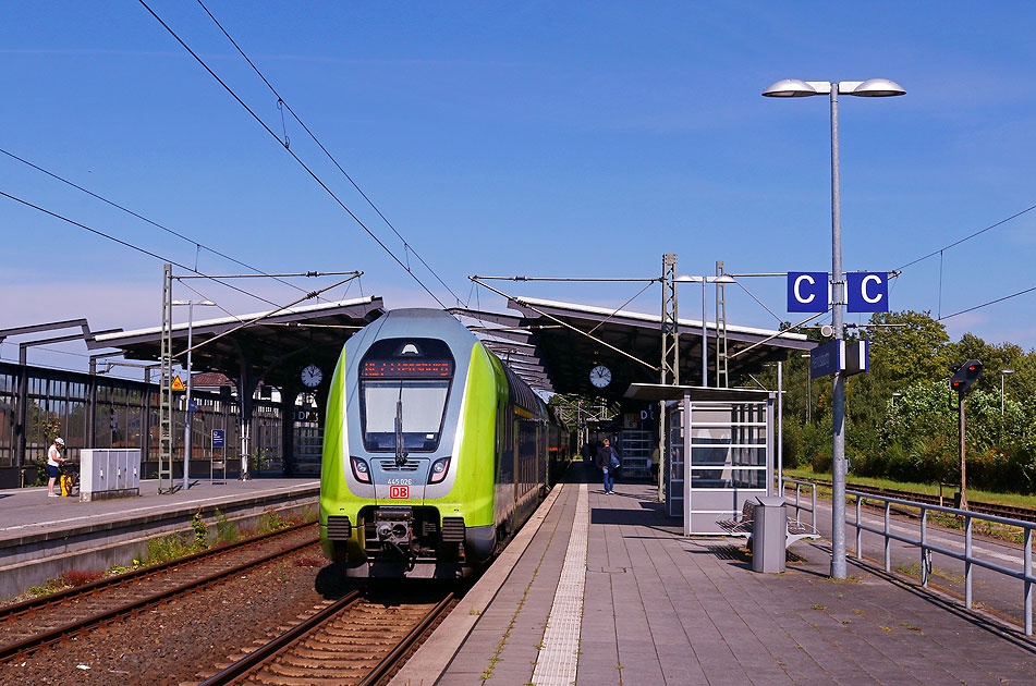Ein Triebwagen der Baureihe 445 im Bahnhof Rendsburg